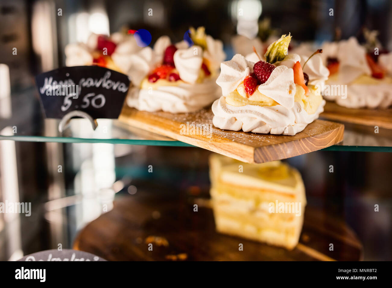 Konditorei Glas Display mit Auswahl an Süßigkeiten und Kuchen Stockfoto