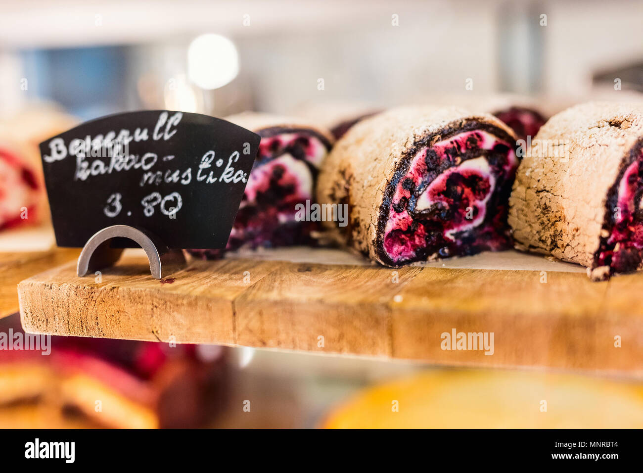 Konditorei Glas Display mit Auswahl an Süßigkeiten und Kuchen Stockfoto