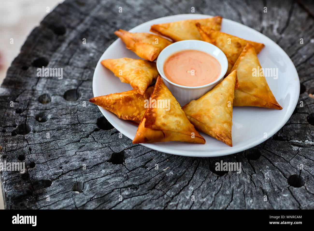 Köstliche frische hausgemachte knusprige Samosas mit Sauce Stockfoto