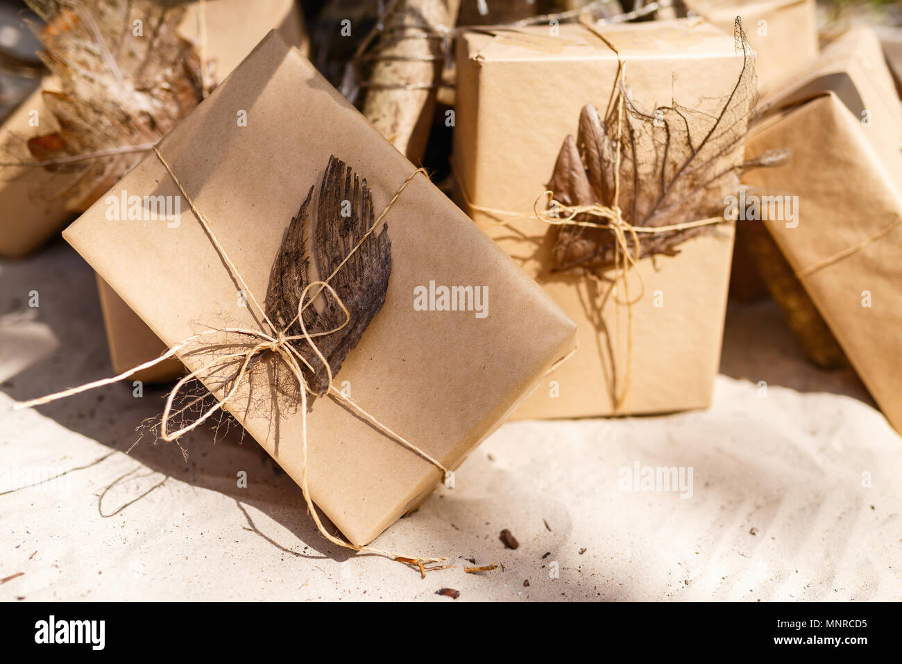 Weihnachten Geschenk Boxen am tropischen Strand Stockfoto