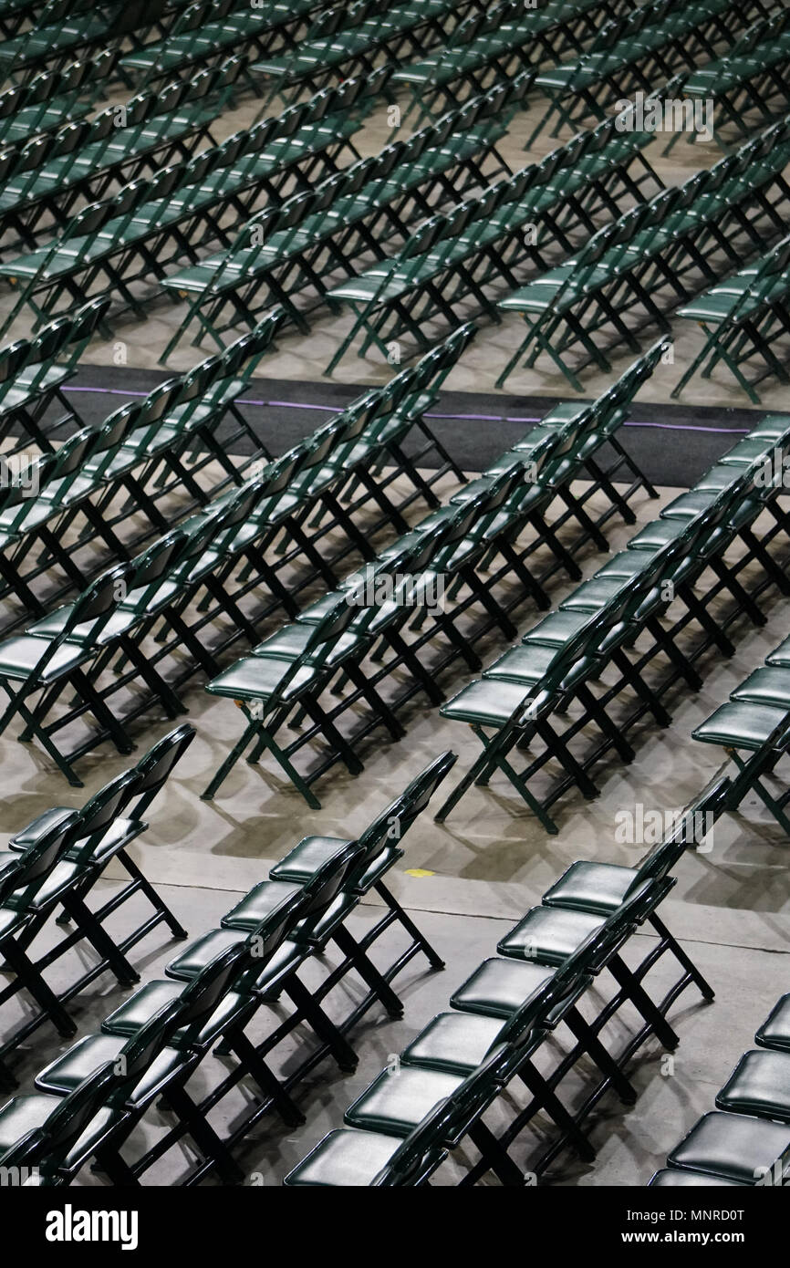 Fairfax, VA 2018/05/18 Stühlen Absolventen an der George Mason University warten, bevor eine Graduierung Ceremonyt. Foto von Dennis Brack Stockfoto