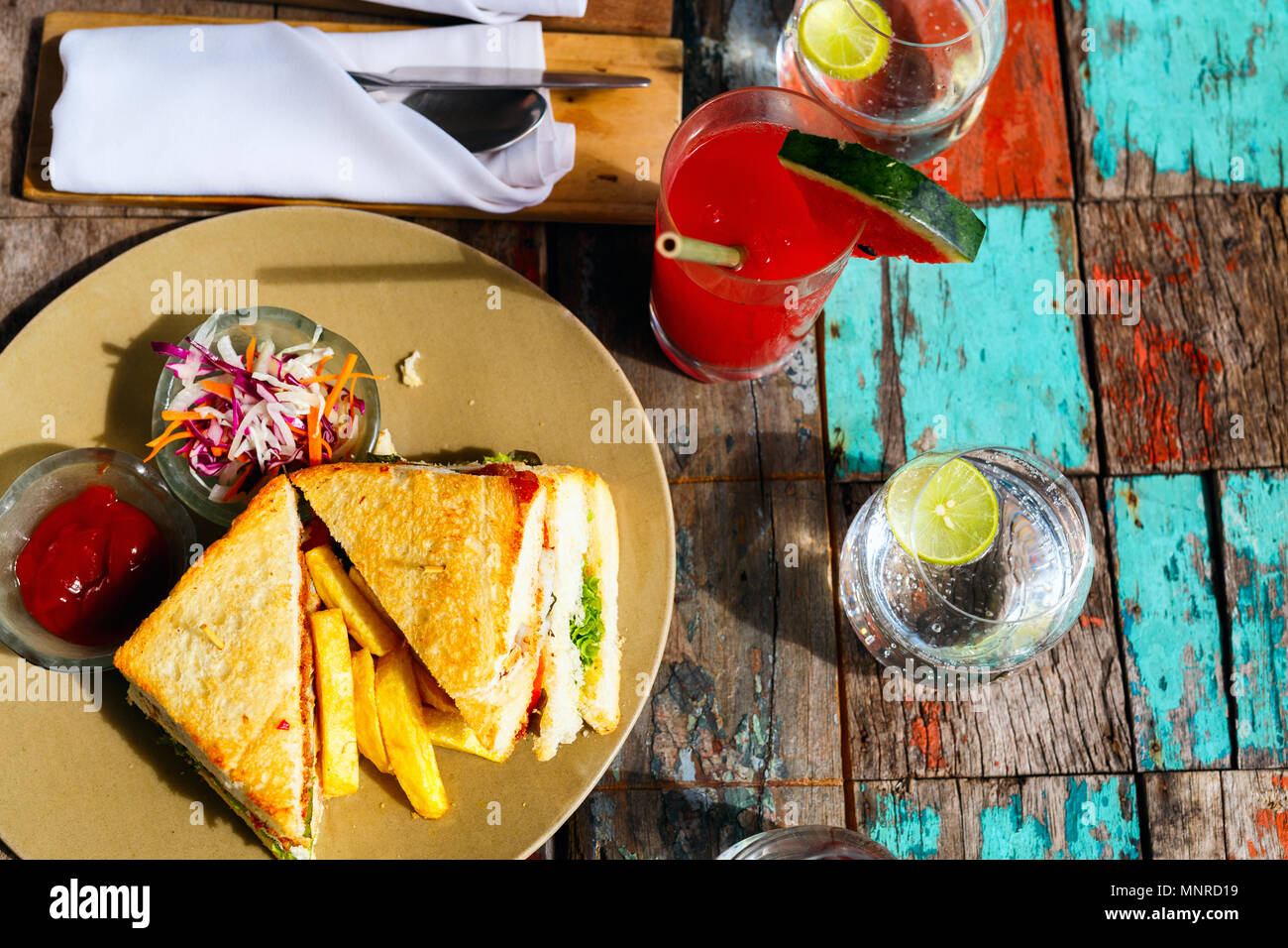 Köstlich frischer Fisch Sandwich und grünem Salat serviert zum Mittagessen Stockfoto