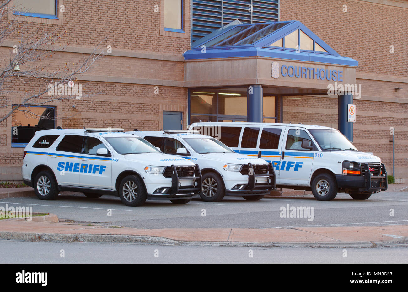 PICTOU, Kanada - 14. MAI 2018: Nova Scotia Sheriff Fahrzeuge außerhalb der Pictou Gerichtsgebäude. Polizeichefs derzeit dienen alle Grafschaften in Nova Scotia. Stockfoto