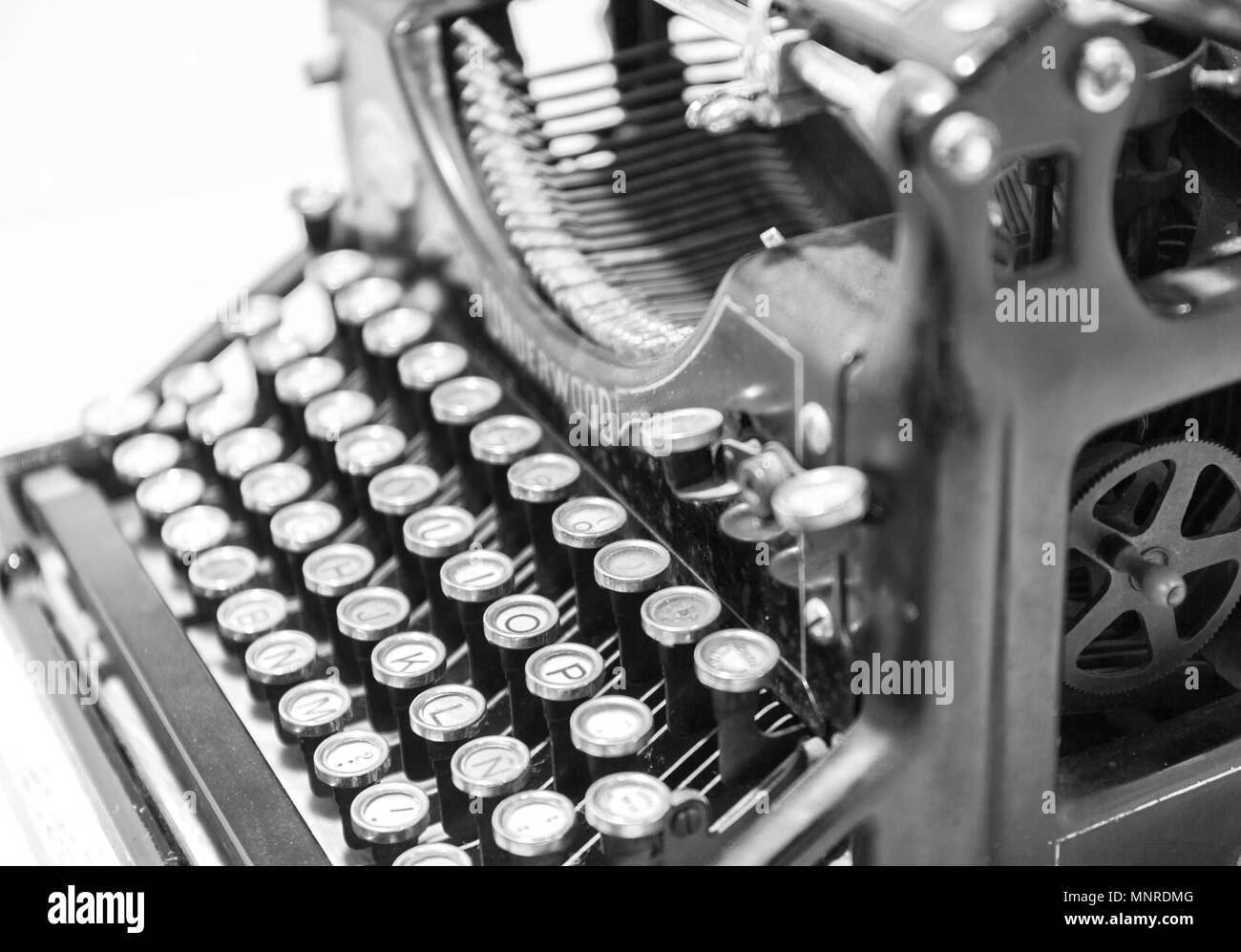 Alte Schreibmaschine in antiken Fotografie vintage simuliert. Seitenansicht. getönten Filter schwarz-weiß Stockfoto