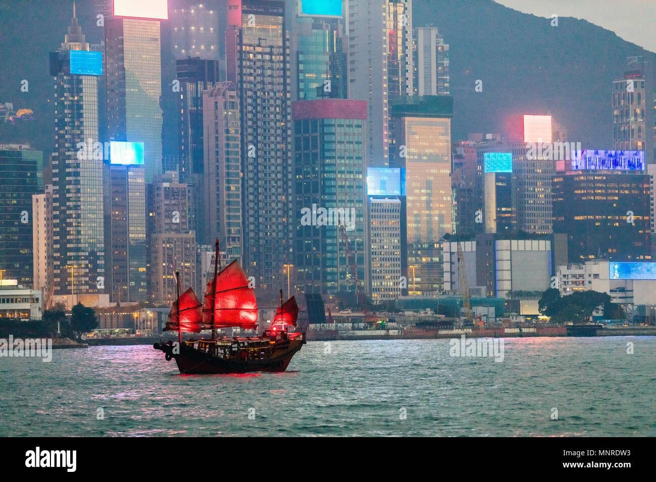 Junk Schiff mit roten Segeln in Hongkong Stockfoto