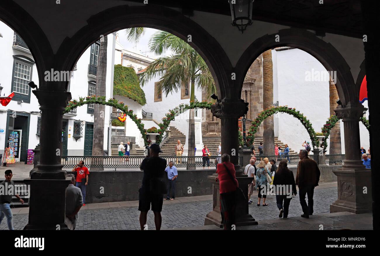 Mit Blick auf die Plaza de Espana aus dem Rathaus in der Stadt Santa Cruz auf der Insel La Palma, eine der Kanarischen Inseln Stockfoto