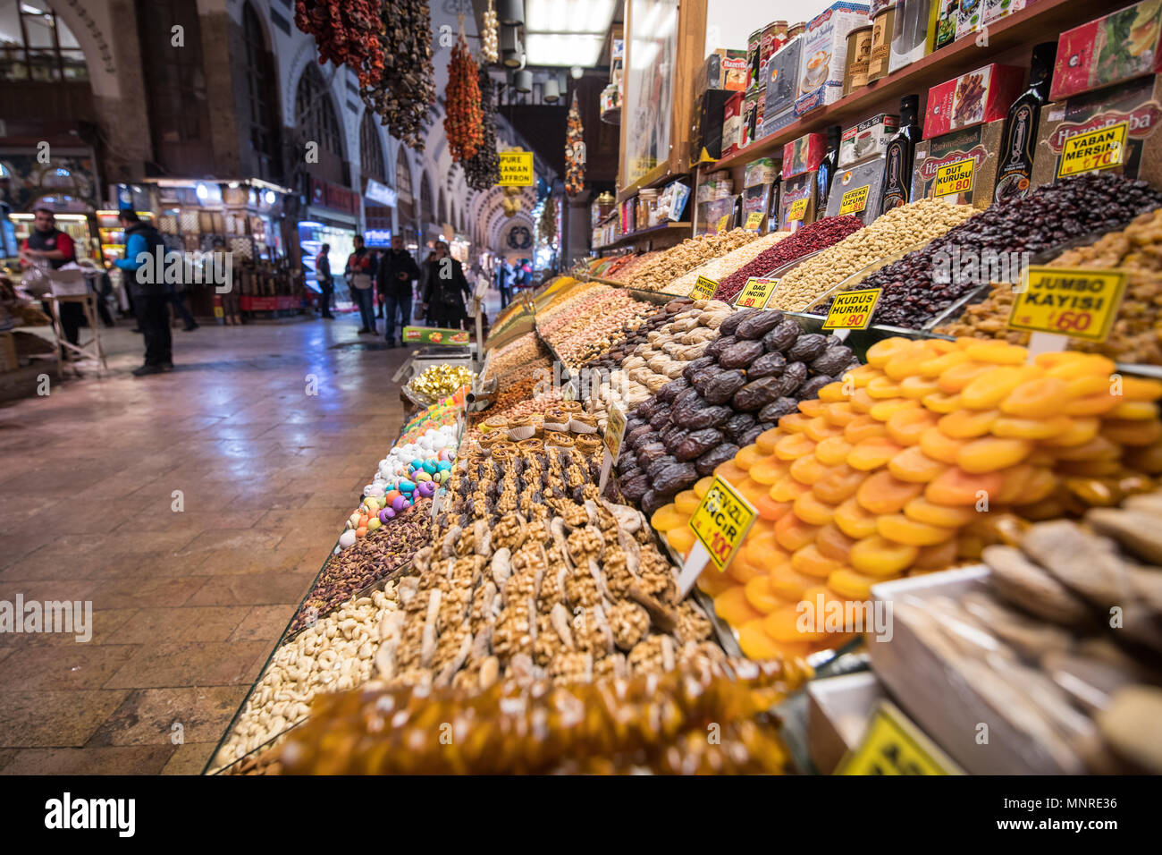 Vor Markt in Istanbul, Spice Bazaar in der Türkei Stall sind methodisch getrocknetes Obst und Süßigkeiten auf dem Display für Kunden gestapelt zu kaufen Stockfoto
