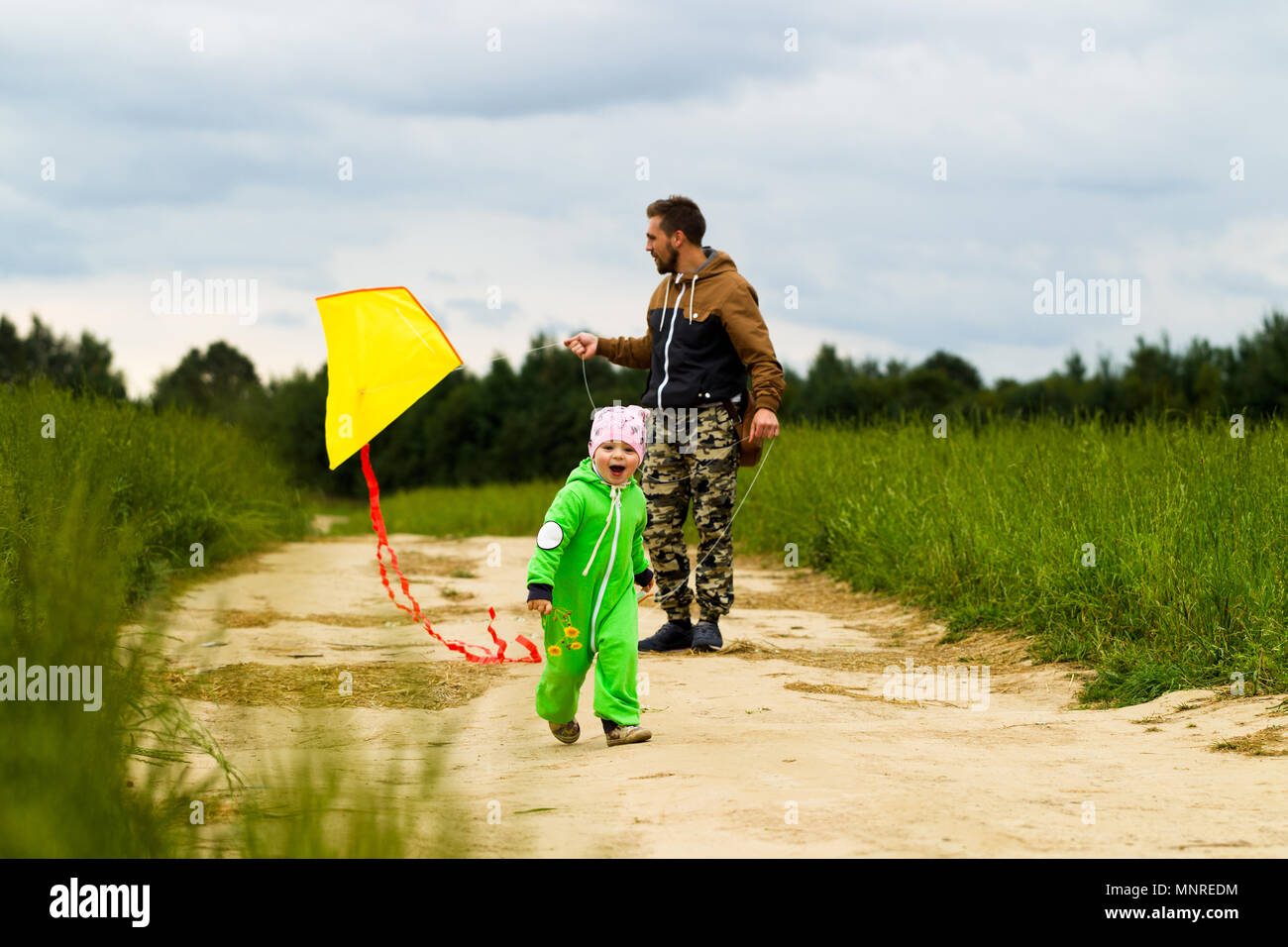 Kleines Mädchen mit ihrem Vater einen Drachen Stockfoto