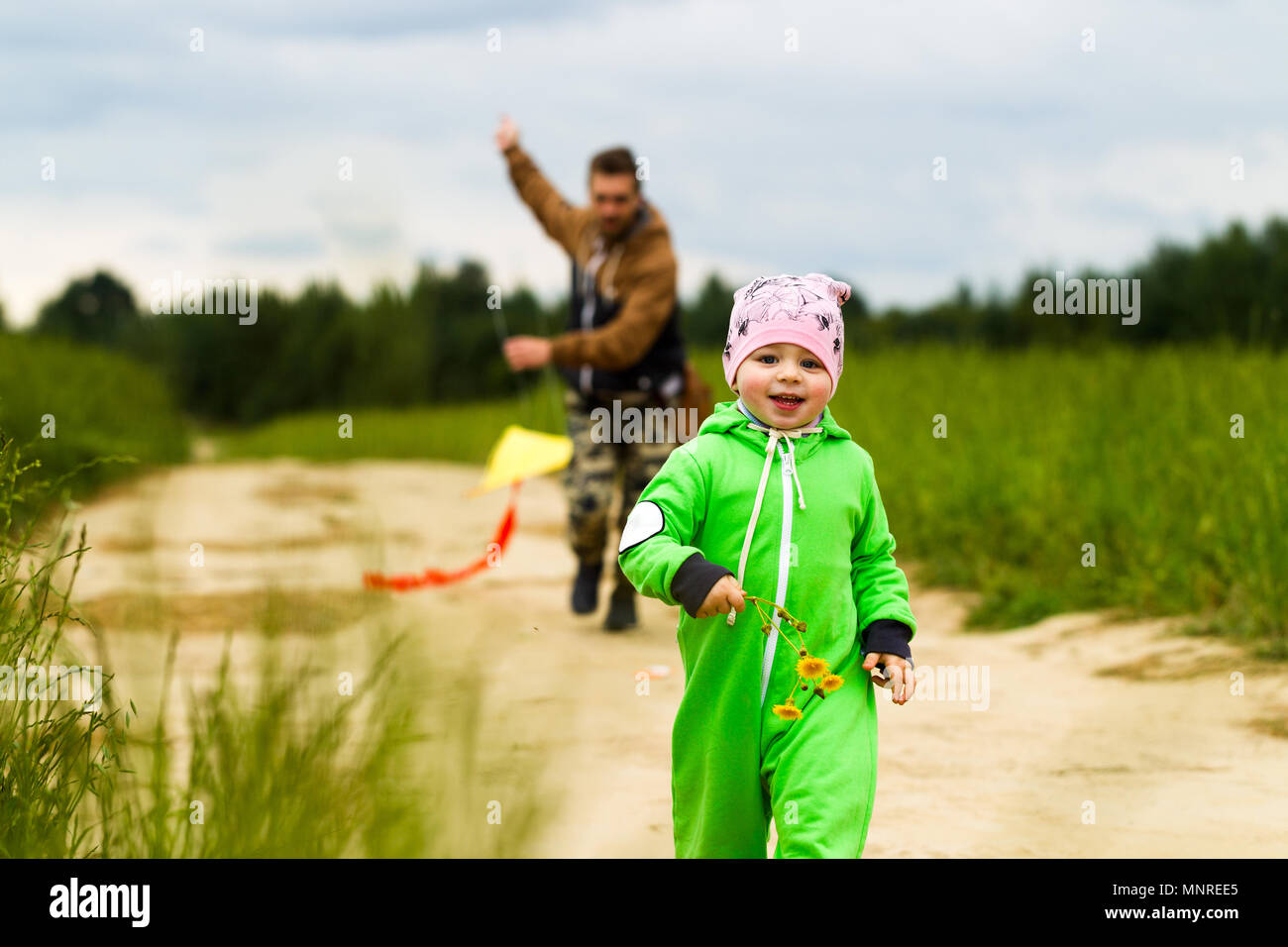 Kleines Mädchen mit ihrem Vater einen Drachen Stockfoto