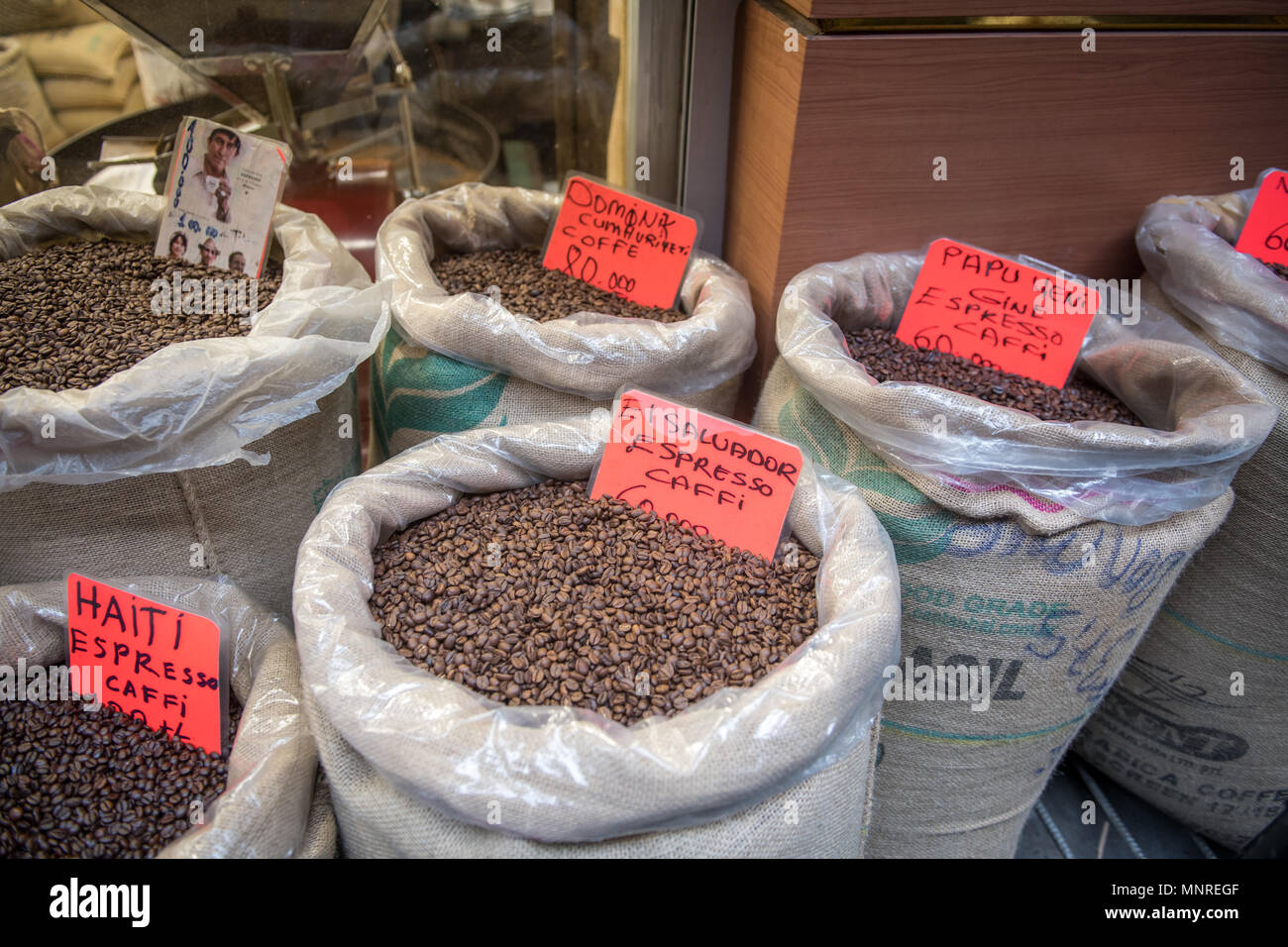 Bettwäsche Taschen sind mit einer Vielzahl von verschiedenen Mischungen von gerösteten Kaffeebohnen, Istanbul, Türkei bis zum Rand gefüllt. Stockfoto