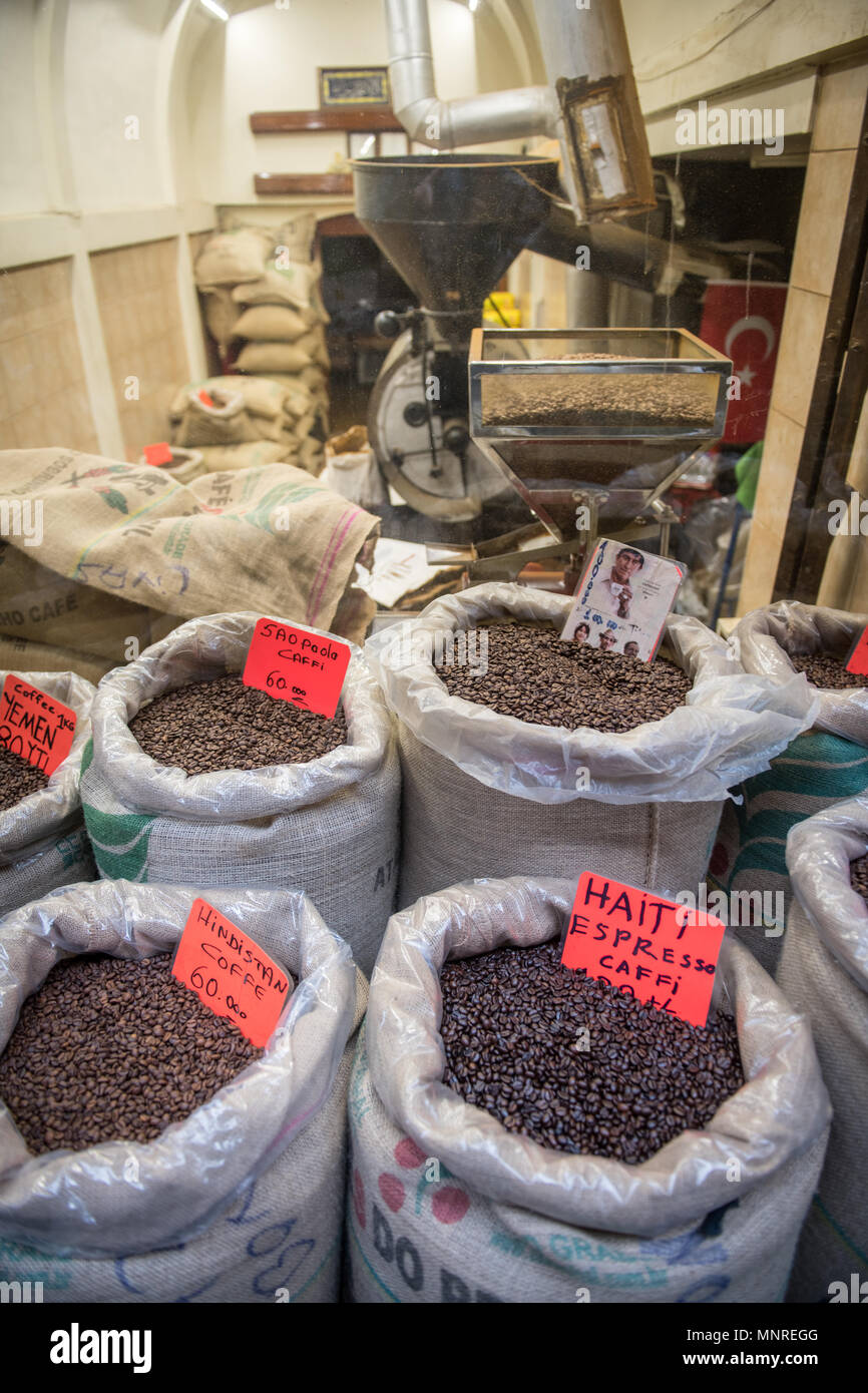 Vor einem Geschäft sind Bettwäsche Taschen bis zum Rand gefüllt mit einer Vielzahl von verschiedenen Mischungen von gerösteten Kaffeebohnen, Istanbul, Türkei gefüllt. Stockfoto