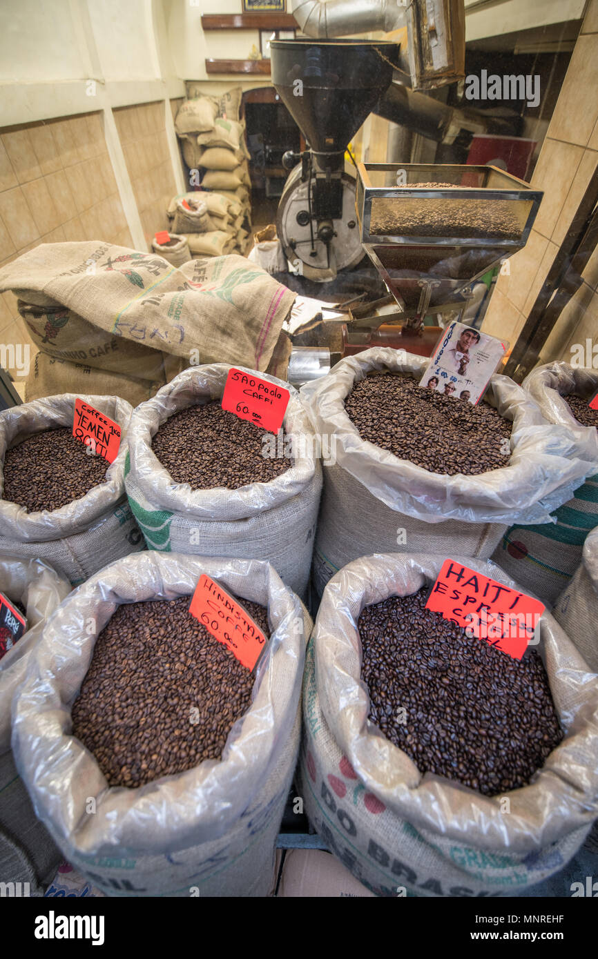 Vor einem Geschäft sind Bettwäsche Taschen bis zum Rand gefüllt mit einer Vielzahl von verschiedenen Mischungen von gerösteten Kaffeebohnen, Istanbul, Türkei gefüllt. Stockfoto