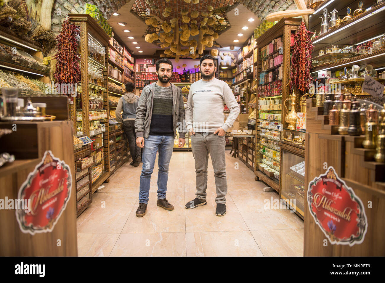 Zwei erwachsenen männlichen Händler stellen zusammen für Foto vor Spice Shop in Istanbul, Spice Bazaar in der Türkei Stockfoto