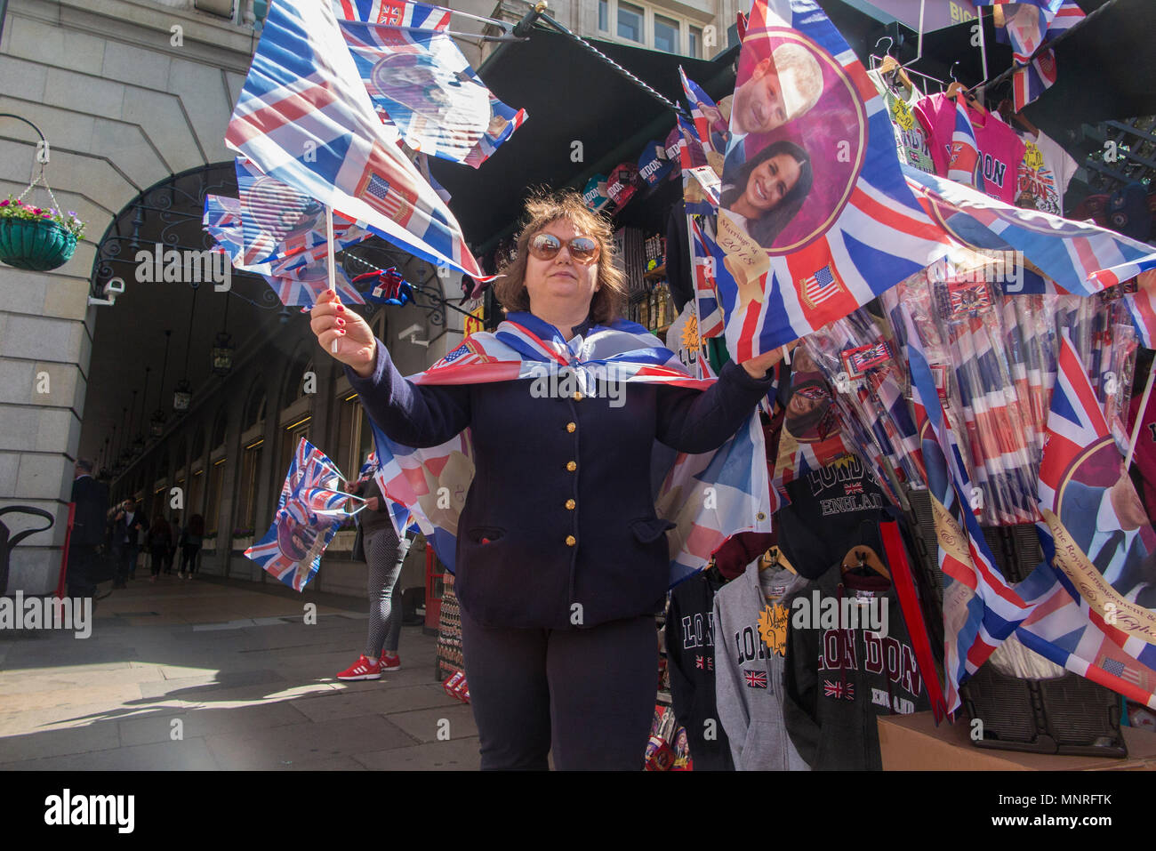 Eine Frau, die Wellen ein Flag auf ein Souvenir am Piccadilly in London stand der Ehe von Harry und Meghan Markle zu feiern. Stockfoto