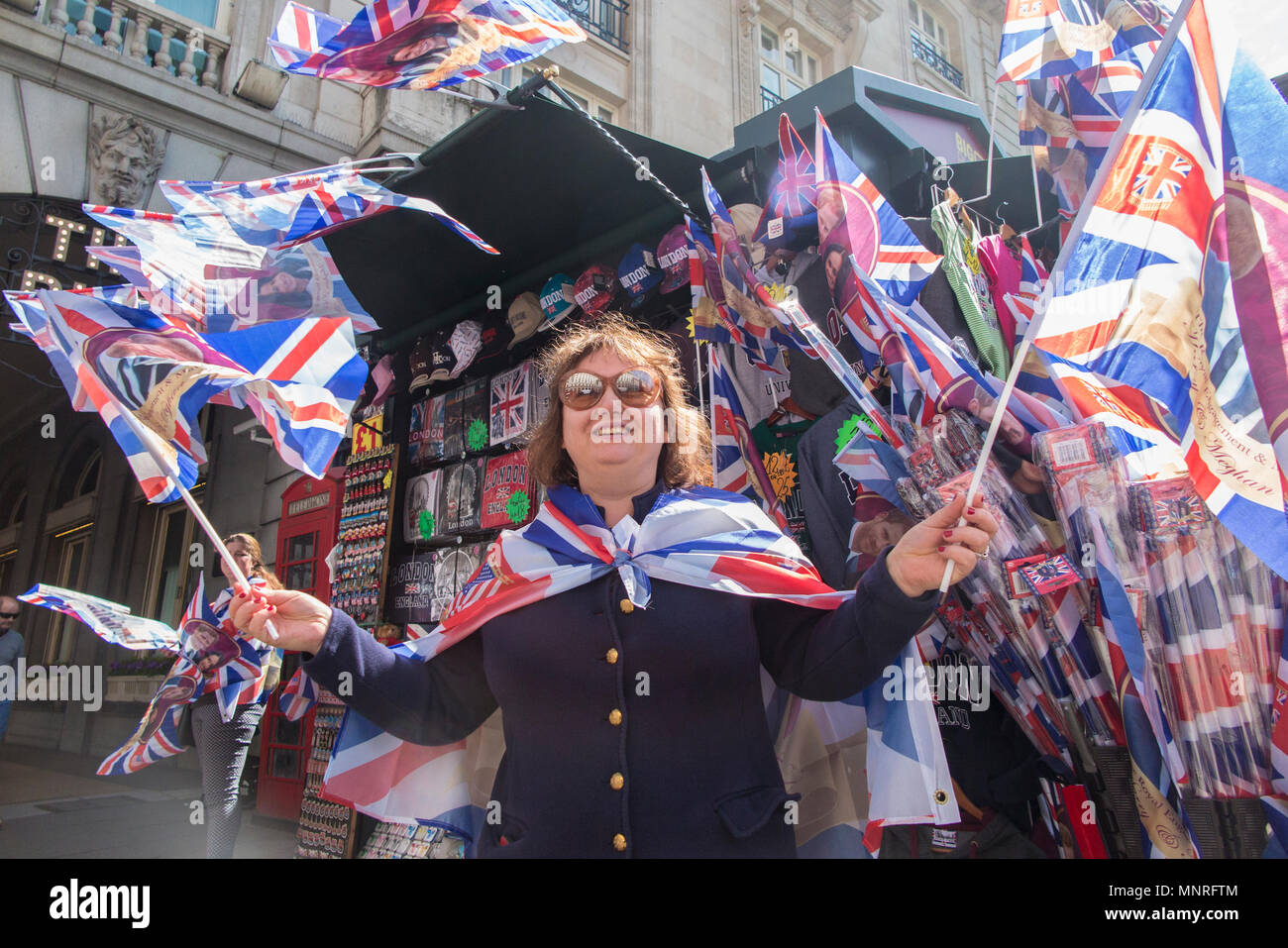 Eine Frau, die Wellen ein Flag auf ein Souvenir am Piccadilly in London stand der Ehe von Harry und Meghan Markle zu feiern. Stockfoto