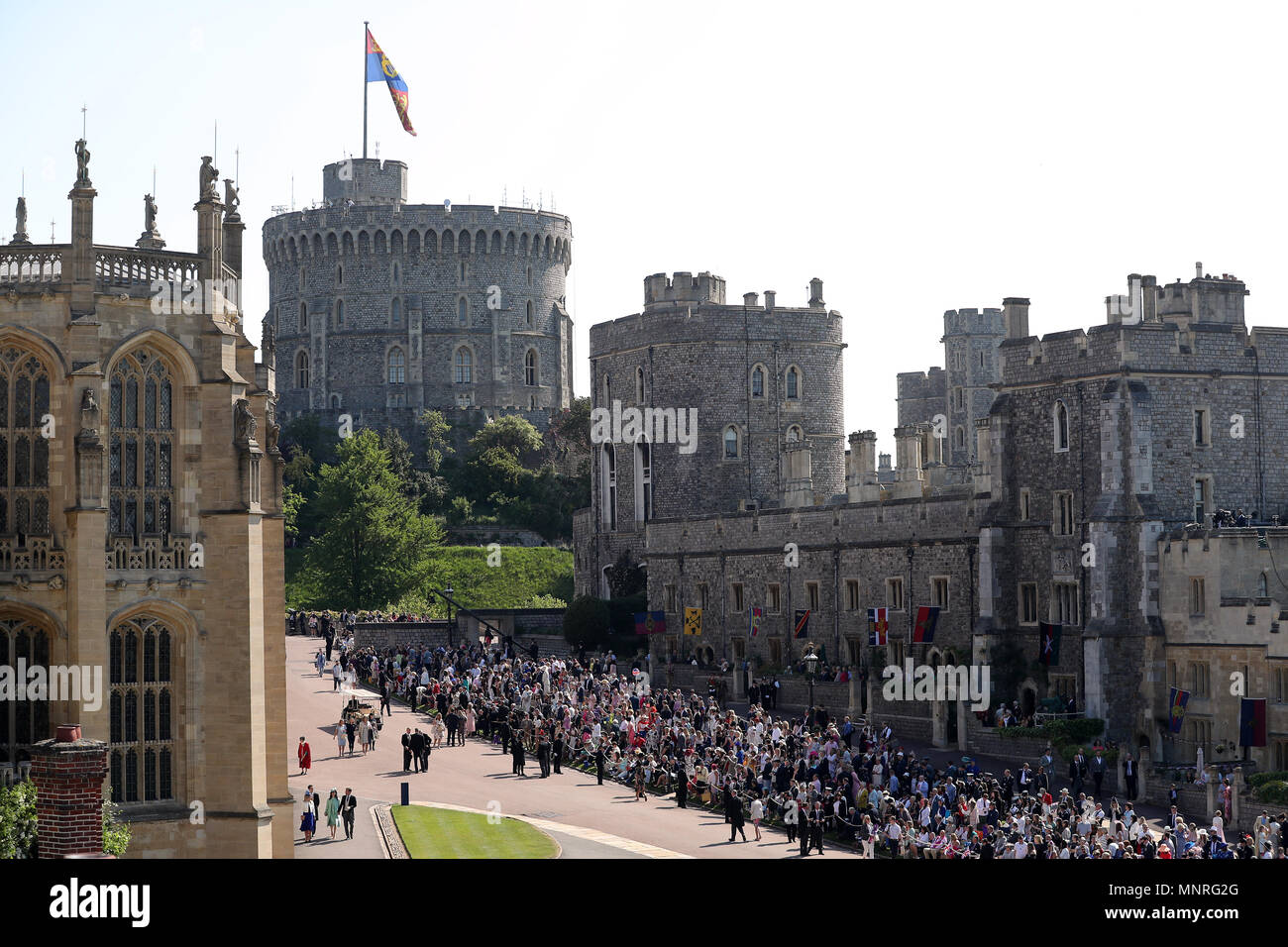 Fans sammeln auf dem Gelände für die Hochzeit von Prinz Harry und Meghan Markle im Schloss Windsor. Stockfoto
