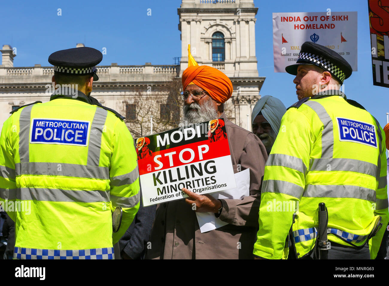 Hunderte von Demonstranten demonstriert in Parliament Square als Narendra Modi der indische Premierminister nimmt an Tagung der Regierungschefs des Commonwealth, QE II Conference Centre bietet: Atmosphäre, Wo: London, Vereinigtes Königreich, wenn: 18 Apr 2018 Credit: Dinendra Haria/WANN Stockfoto