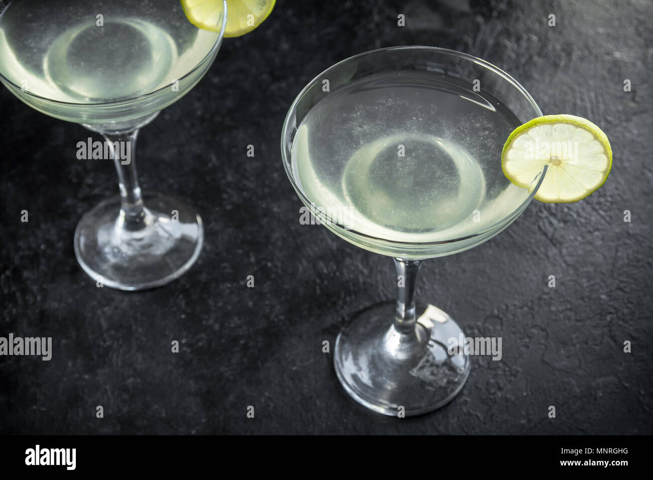 Gimlet Cocktail. Alkoholische Kalk und Gin Gimlet auf schwarzem Hintergrund, kopieren. Stockfoto