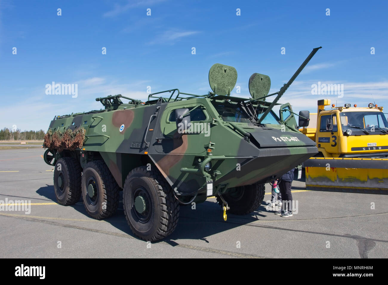 Finnische militärische Sechsrädrigen gepanzerte Mannschaftswagen, Sisu XA-185 Stockfoto