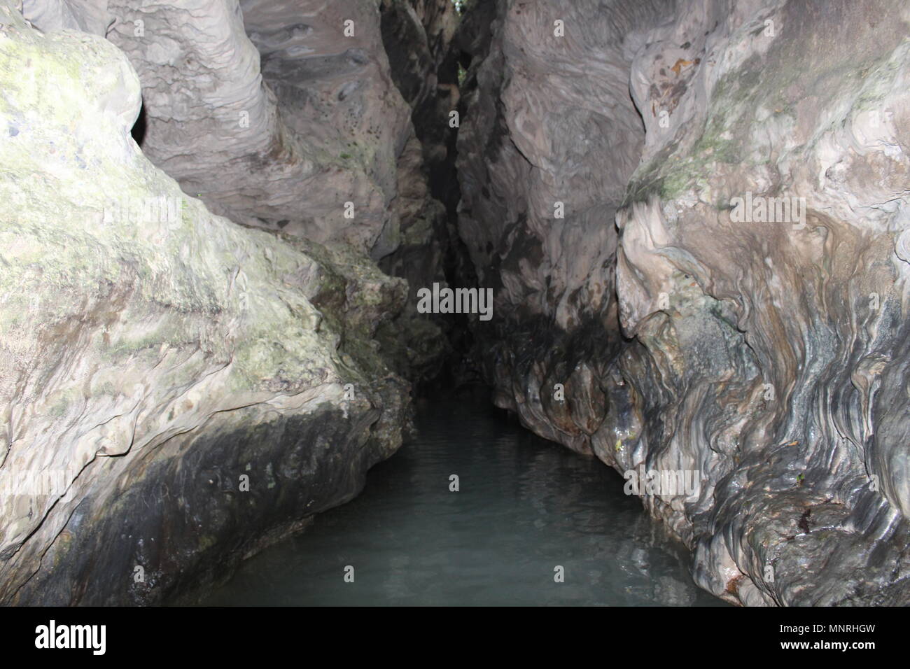 Der Räuber Höhle. Manchmal Natur fängt die besten Bilder es überhaupt ist. Der Räuber Höhle ist einer der seltenen Orte. Räuber Höhle am besten Picknickplatz. Stockfoto