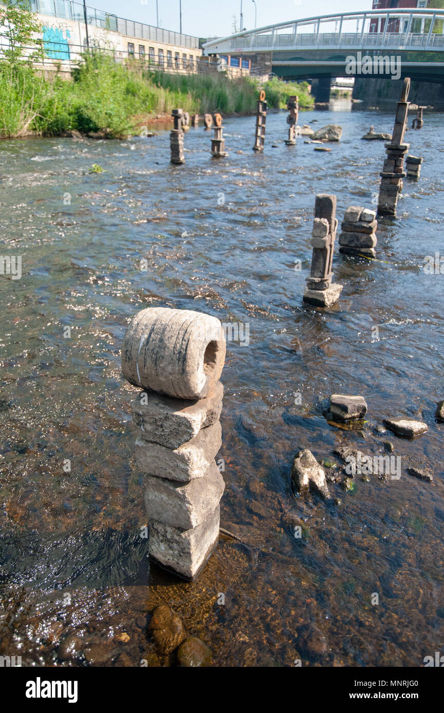 Steinskulpturen erheben sich vom Fluss Don unter der Wicker Bridge in Sheffield, Großbritannien – eine städtische Kunstinstallation, die Natur und Kreativität miteinander verbindet. Stockfoto