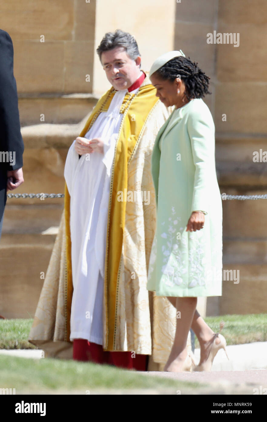 Von Meghan Markle Mutter Doria Ragland Kommt An Der St George S Chapel In Windsor Castle Fur Die Hochzeit Von Prinz Harry Und Ihrer Tochter Stockfotografie Alamy