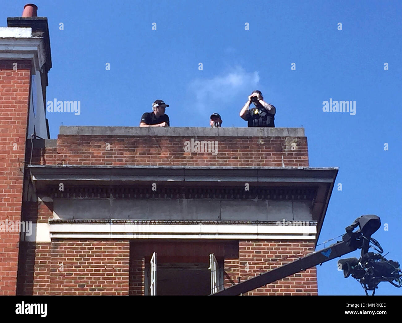 Polizei Scharfschütze auf dem Dach in Windsor, als Teil der Security Operation der königlichen Hochzeit. Stockfoto