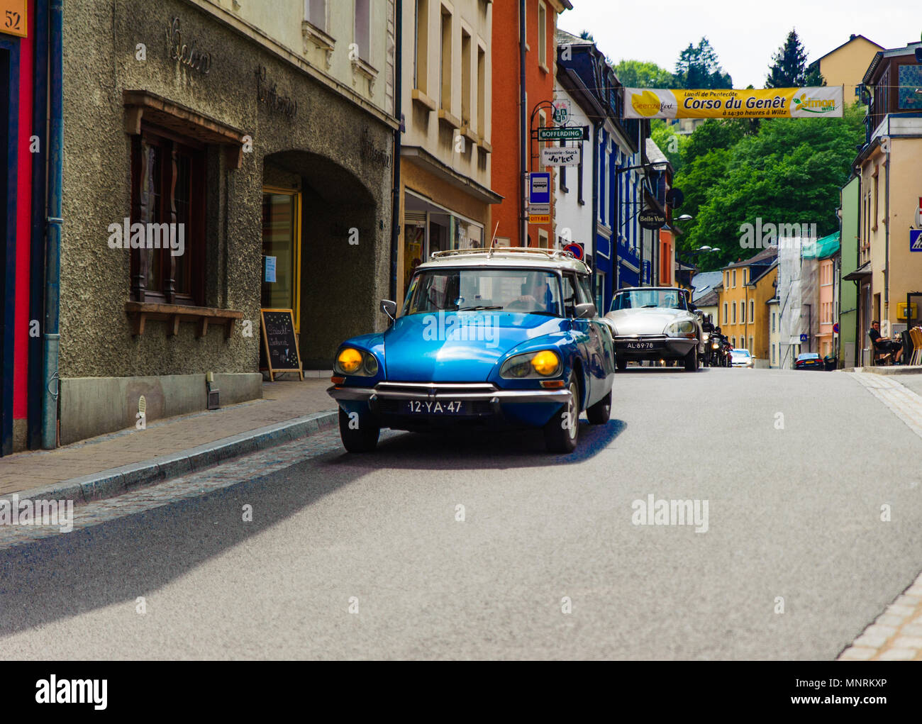 Klassische Autos auf einer Straße von Wiltz, Luxemburg Stockfoto