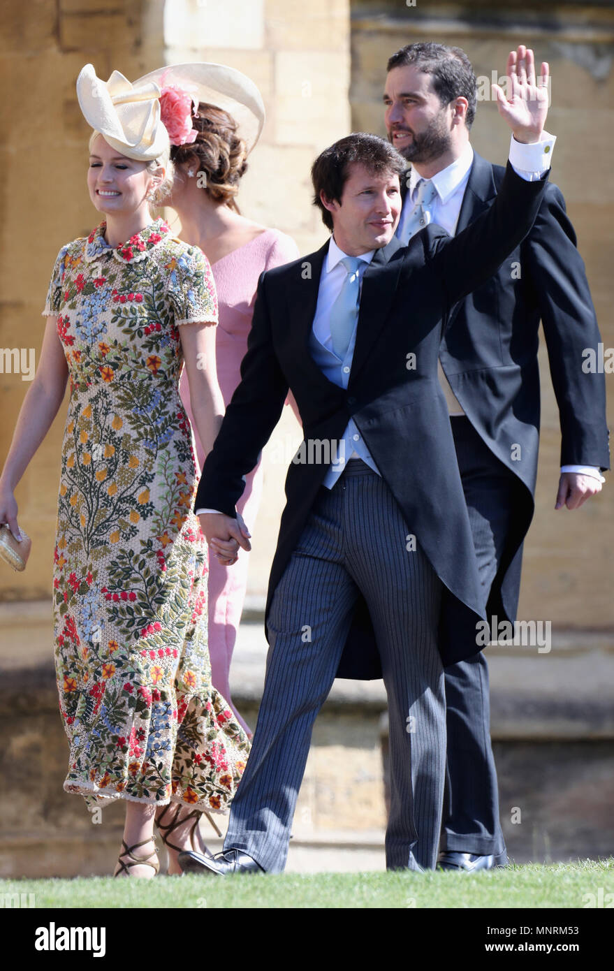 James Blunt und Sofia Wellesley kommen an der St. George's Chapel in Windsor Castle für die Hochzeit von Prinz Harry und Meghan Markle. Stockfoto