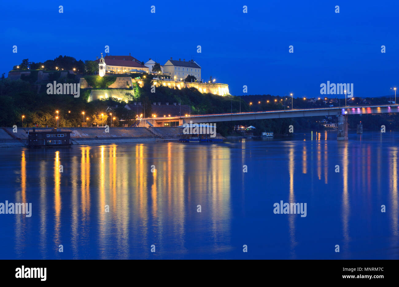 Die Festung Petrovaradin und Donau am Goldenen Stunde Stockfoto