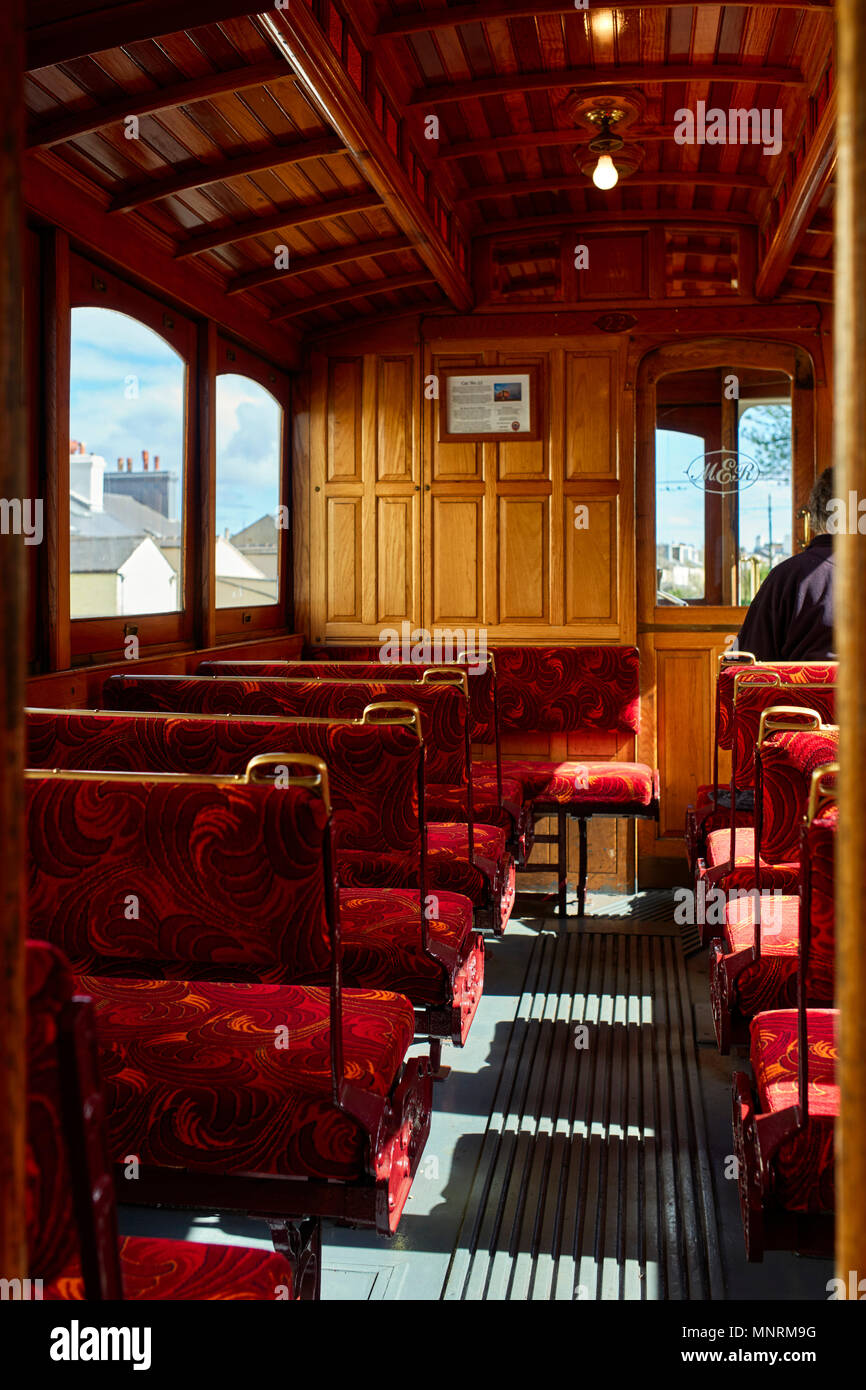 Innenraum eines Manx Electric Railway Straßenbahnwagen auf dem Weg in Douglas, Isle of Man Stockfoto