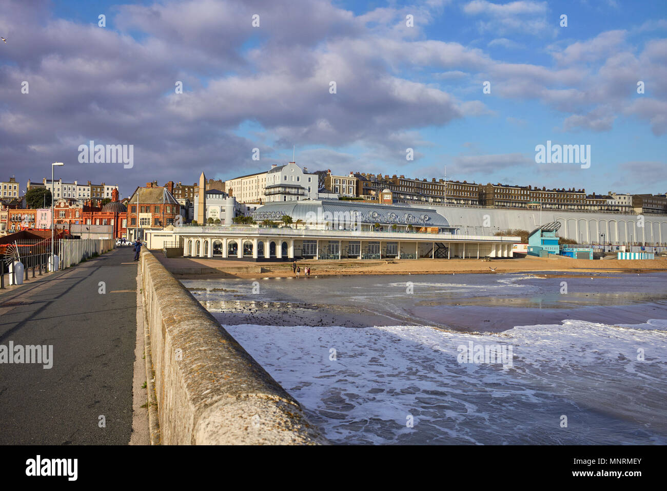 Wetherspoon's Bar und Restaurant in Ramsgate, Kent mit Georgischen Villen auf dem Hügel hinter Stockfoto