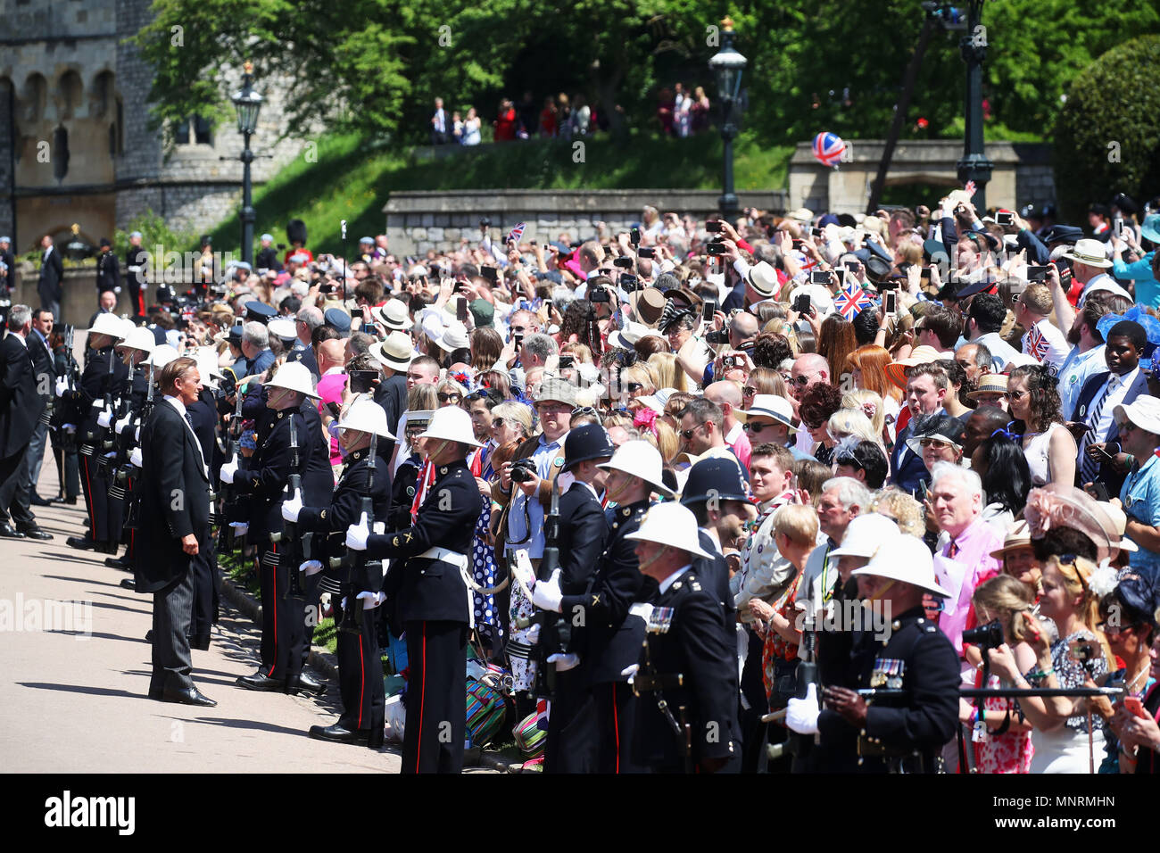 Menschenmengen sammeln draußen während der Hochzeit von Prinz Harry und Meghan Markle an der St. George's Chapel in Windsor Castle. Stockfoto