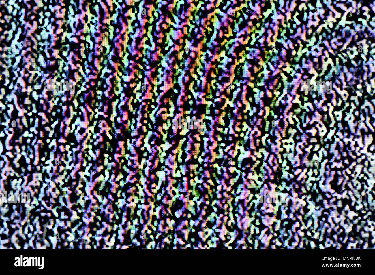Pixelated Fernsehbildschirm mit statisches Rauschen durch schlechten Empfang oder kein Signal verursacht. Zusammenfassung Hintergrund. Stockfoto