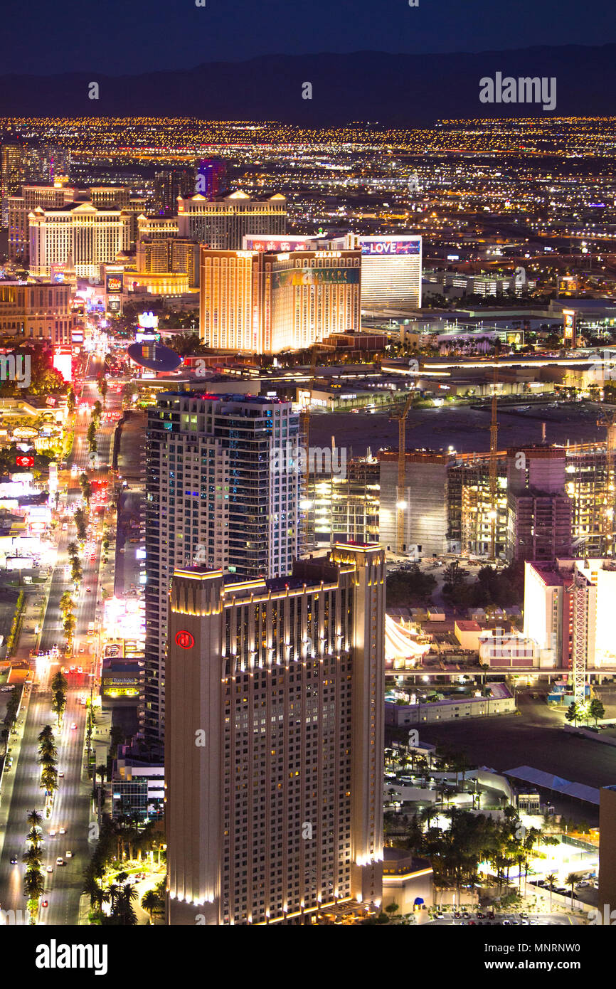 LAS VEGAS - 15. MAI 2018: schöne Stadtbild Luftaufnahme über Las Vegas Nevada in der Nacht mit Beleuchtung und viele luxuriöse Resort Hotels und Kasinos in vi Stockfoto