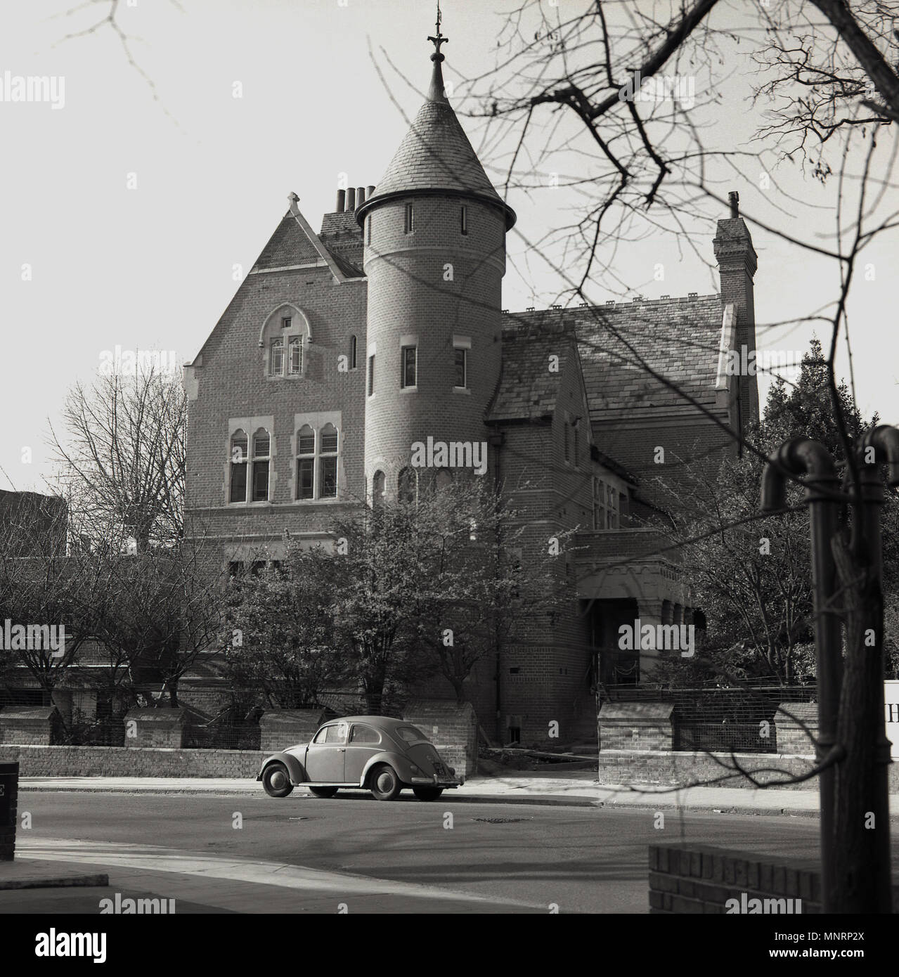 1950, historische, Außenansicht des Tower House, ein architektonisch wichtige spät-viktorianischen Haus in Kensington, in der Nähe von Holland Park. London, England, UK. Um 1878 im Neugotischen Stil erbaut von dem Designer William Burges als seine eigenen zu Hause, es wird derzeit durch die Led Zeppelin Gitarrist und Rock Star, Jimmy Page, die es in 1972 brachte. Das Haus im Melbury Road hat eine faszinierende Geschichte und wurde zuvor von den irischen Schauspieler Richard Harris, die Seite aus, angeblich Überbietung der Pop-Legende David Bowie gekauft. Stockfoto