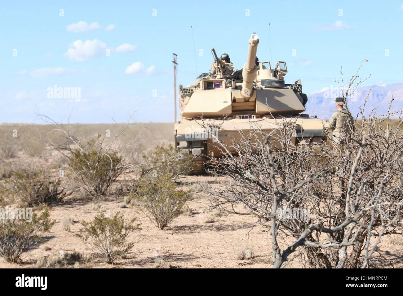 Soldaten mit Soldaten mit 1St Battalion, 77th Armored Regiment Boden Guide und die M1A2 Abrahams Tank Phase nach ihrer Mission Abschluss Februar 14. Nach jeder Mission, das Gerät erhält über ein nach der Überprüfung der Maßnahmen zu gehen. Stockfoto