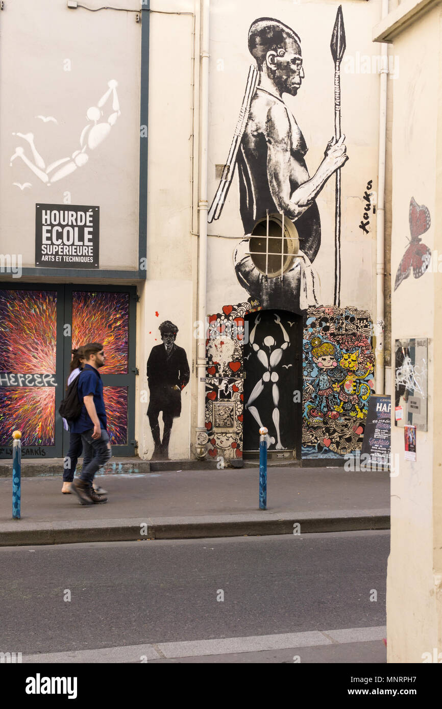 Street Art auf der Rue Antibes in Pigalle, Paris, Frankreich. Stockfoto