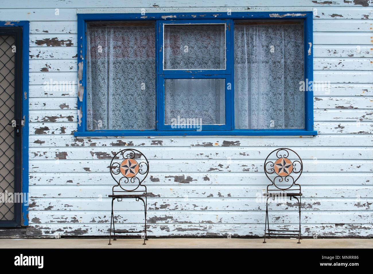 Die Vorderseite eines kleinen Ferienhauses (heute abgerissen) in Forster Tuncurry, New South Wales, Australien, muss gestrichen werden Stockfoto