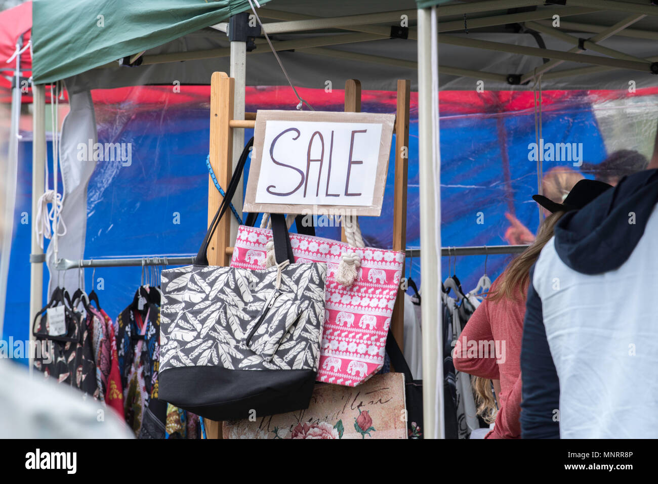 Eine Handtasche und Kleidung für Frauen in einem lokalen Marktstand bei Forster in der Mitte der Nordküste von New South Wales, Australien Stockfoto