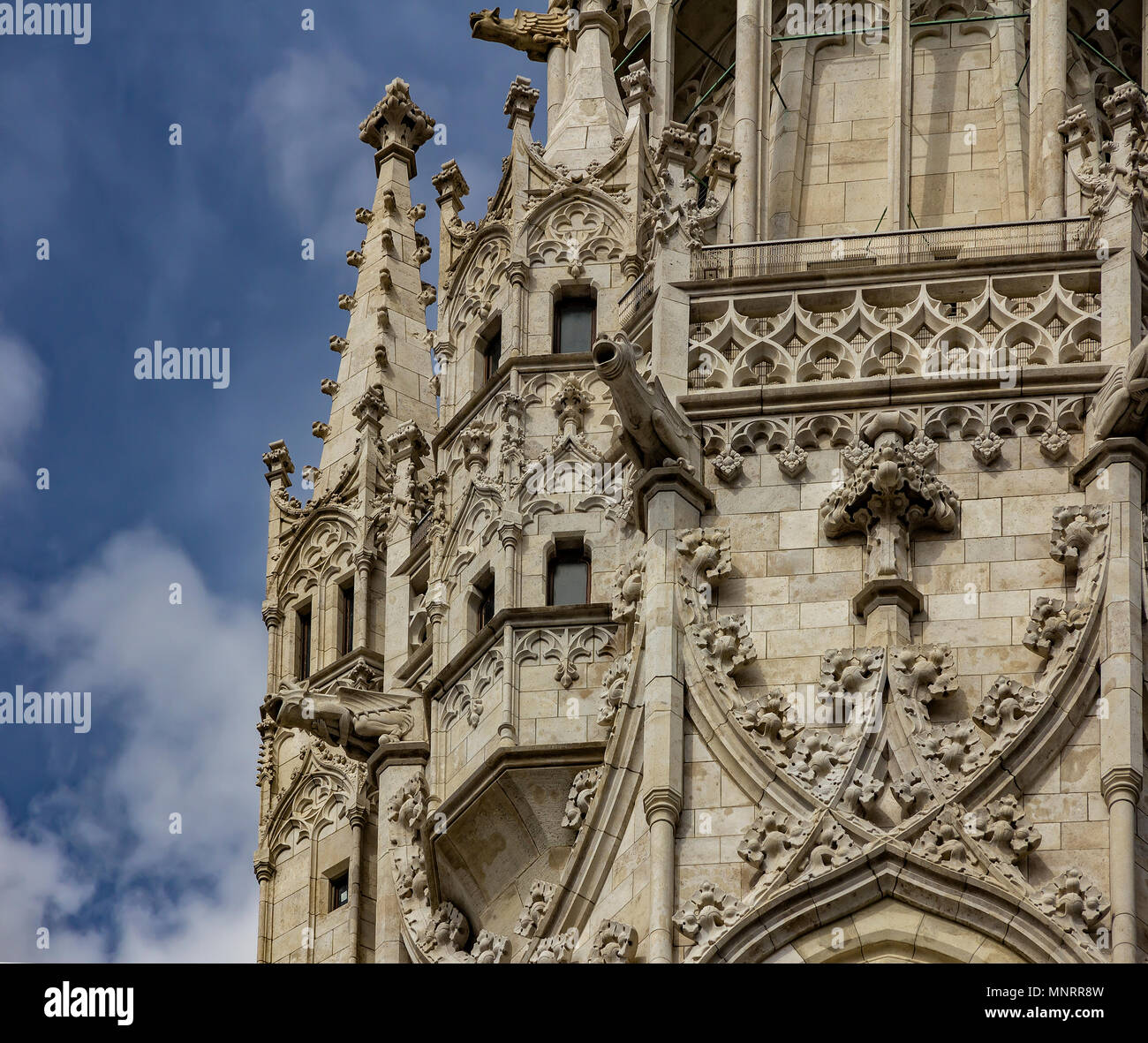 Die weißen gotische Fassade des Hl. Matthias Kathedrale. Details und Elemente der Einrichtung der Kathedrale von St. Matthias in Budapest, Ungarn Stockfoto