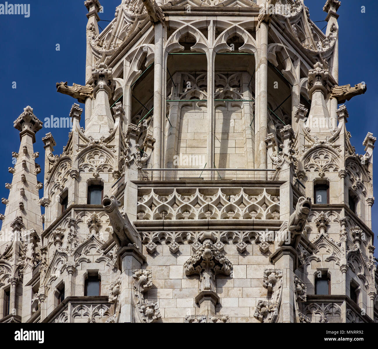 Die weißen gotische Fassade des Hl. Matthias Kathedrale. Details und Elemente der Einrichtung der Kathedrale von St. Matthias in Budapest, Ungarn Stockfoto
