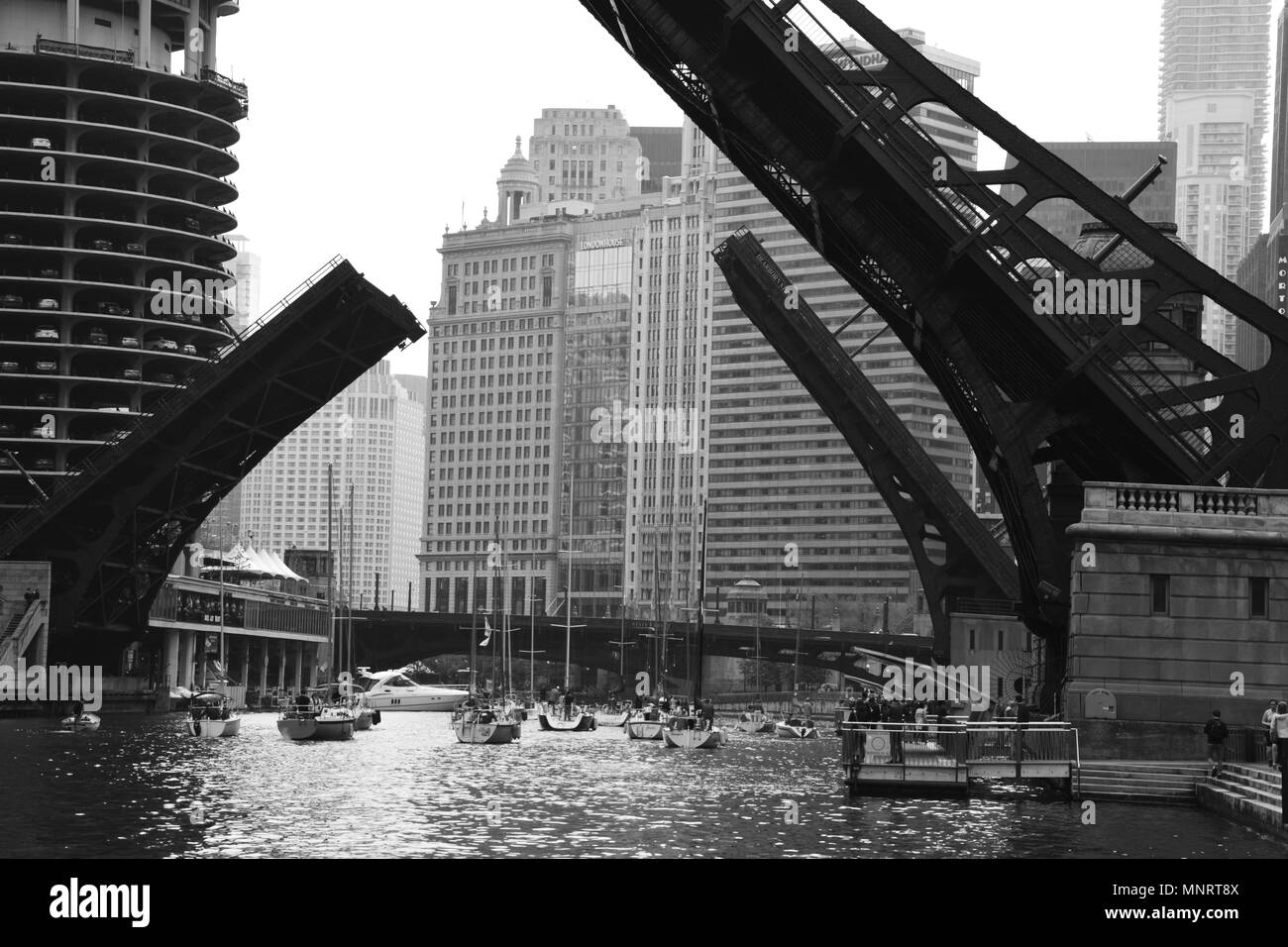 Die Innenstadt von Brücken in Chicago werden angehoben, Segelboote im Frühjahr Boot ausführen, um den Lake Michigan. Stockfoto