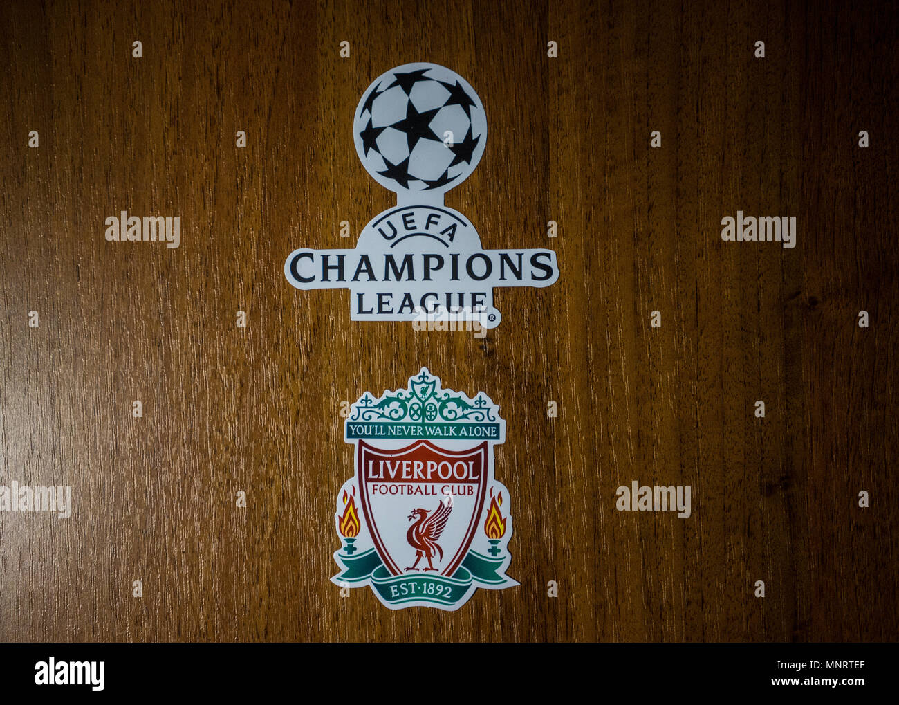 Mai 20, 2018 Ukraine, Kiew. Embleme der Finalisten der UEFA Champions League Saison 2017/2018 Englisch Liverpool. Stockfoto