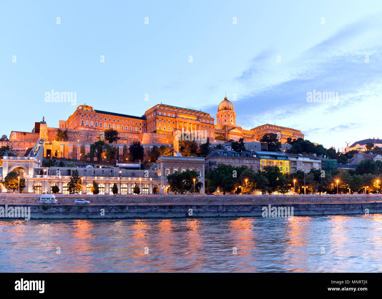 Die ungarische Königliche Palast, heute drei Museen, die in der Dämmerung von der Donau, Budapest, Ungarn gesehen. Stockfoto