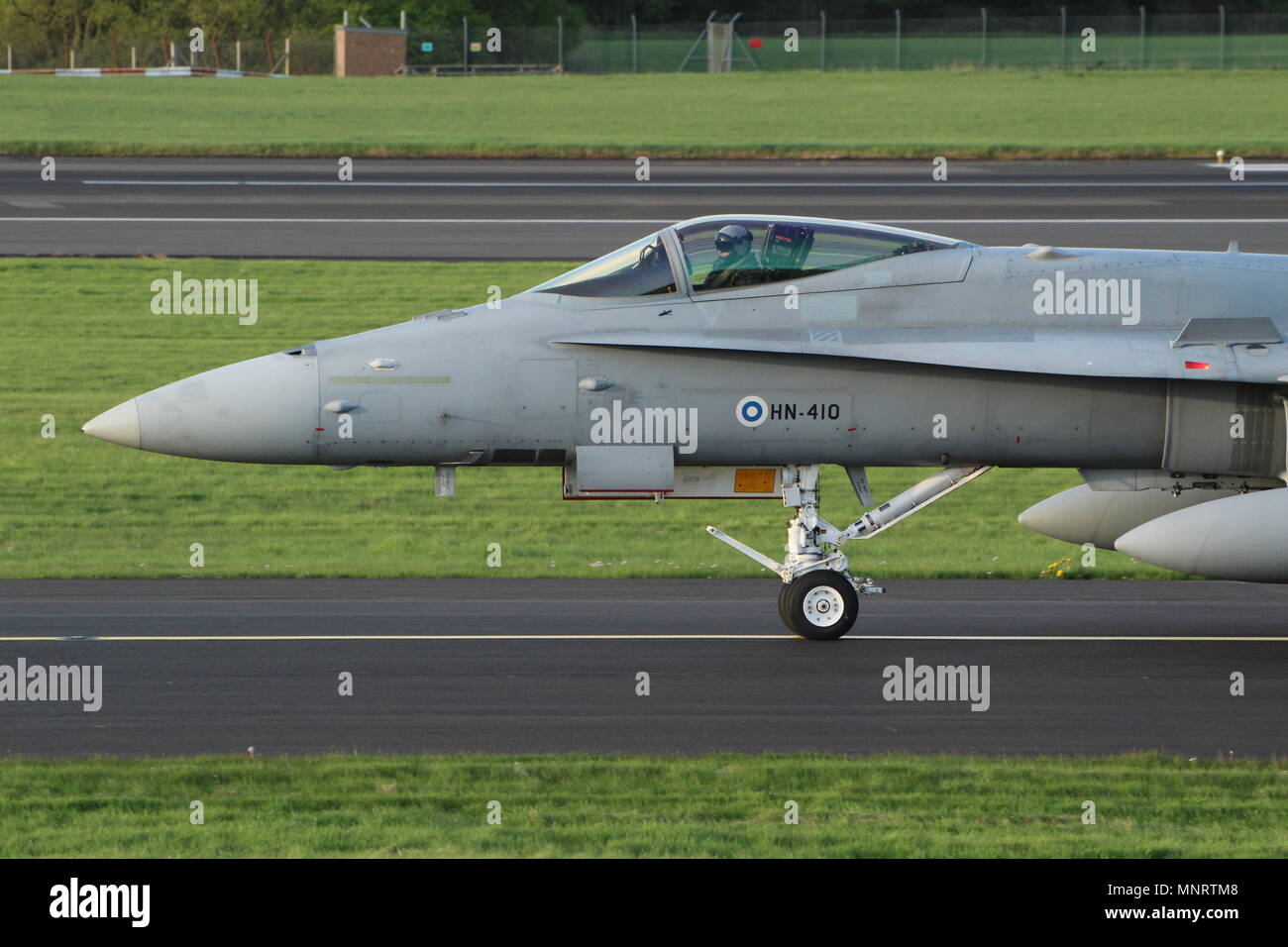 HN-410, McDonnell Douglas F-18C Hornet von der Finnischen Luftwaffe betrieben, bei der Ankunft am Internationalen Flughafen Prestwick, Ayrshire. Stockfoto