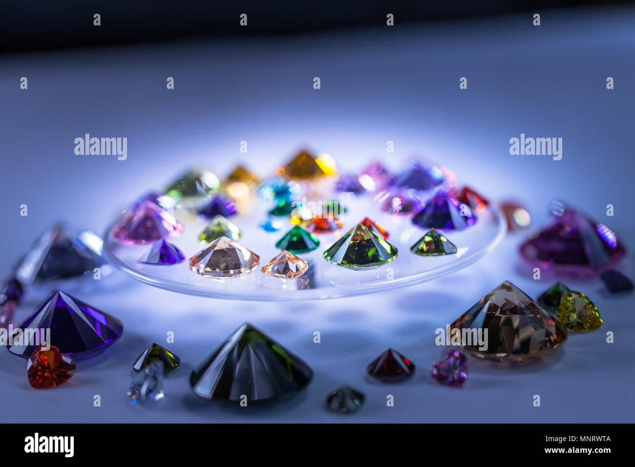 Bei Ebbe kann man eine Menge Korallenriff und marine Fische um Rawai Beach Insel Phuket. Stockfoto