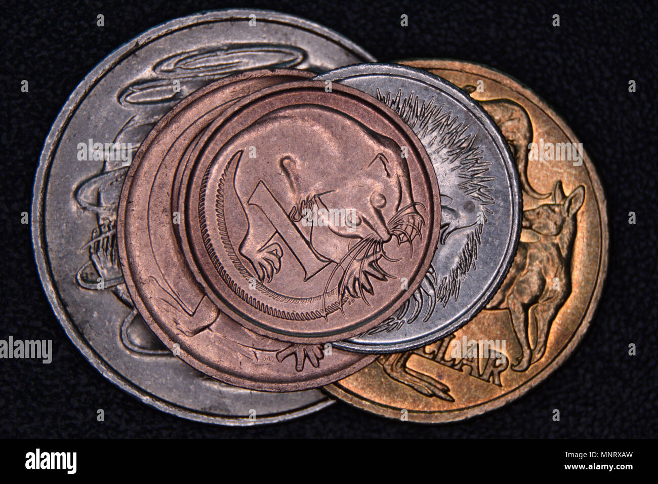 Finanzen Pyramide - Australische Münzen aufeinander gestapelt. 1 Cent Münze 1991 eingestellt und aus dem Umlauf top zurückgezogen. Stockfoto