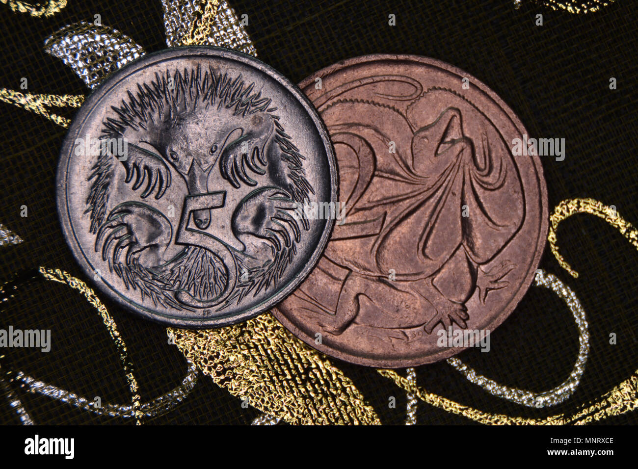 Nahaufnahme eines Australischen 2 und 5 Cent Münze auf einem dunklen Hintergrund. Stockfoto