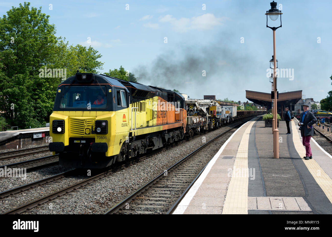 Colas Rail Class 70 Diesel Lokomotive zieht einen Güterzug im Bahnhof Leamington Spa, Warwickshire, England, Großbritannien Stockfoto